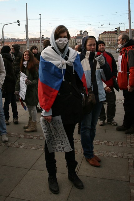 Протестующая в Праге.